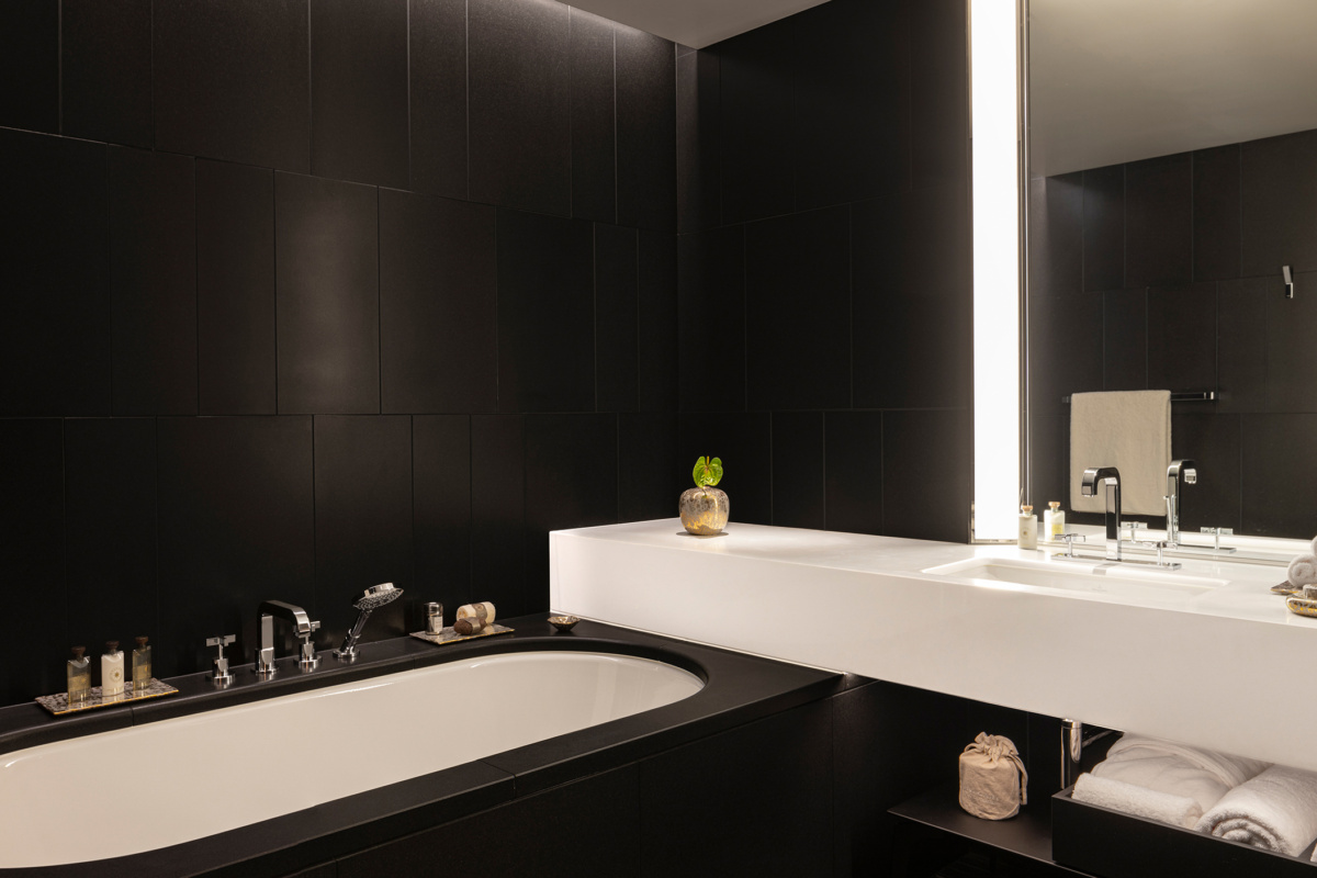 Bulgari Hotel Tokyo - Guestroom bathroom