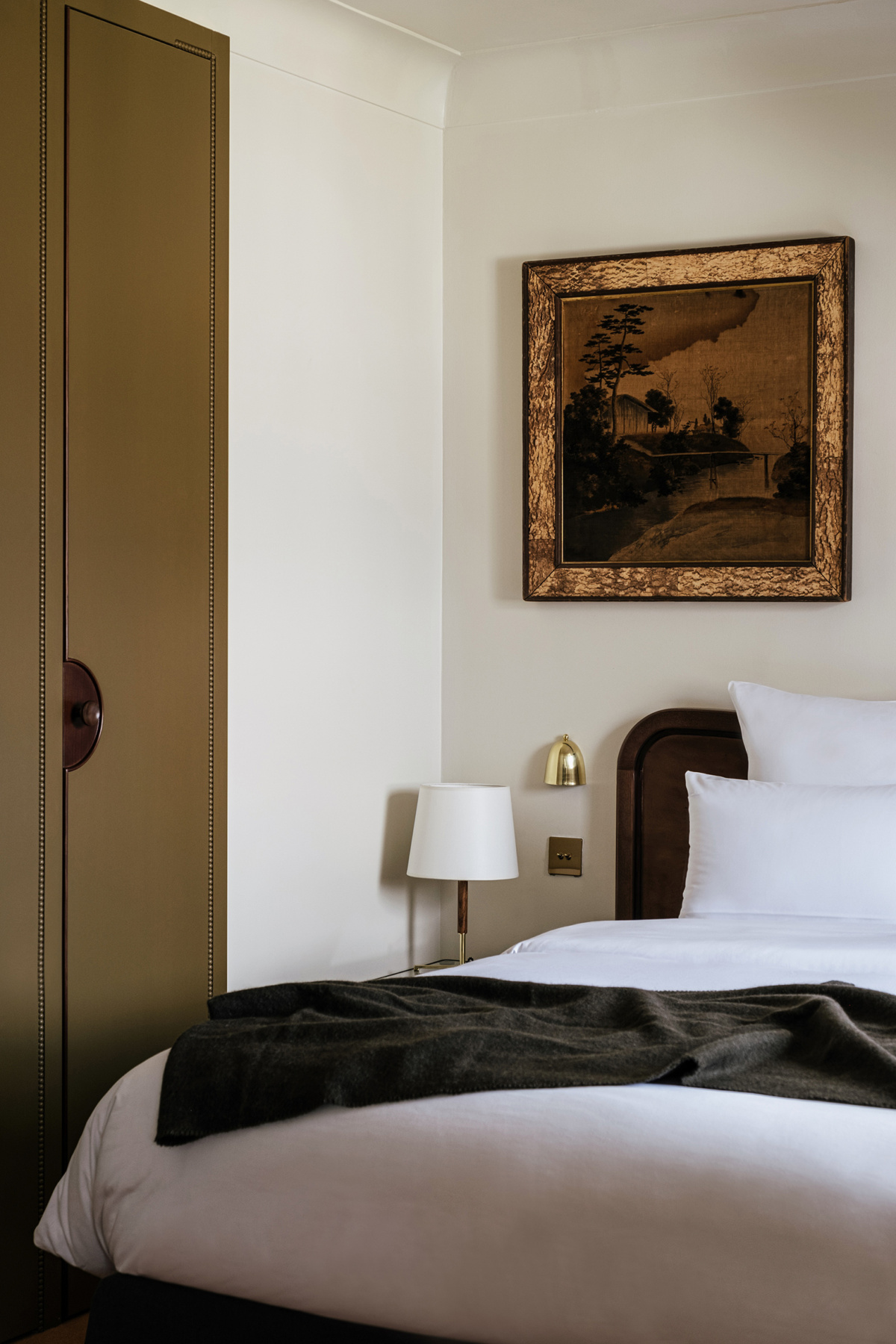 hotel rochechouart bedroom 06