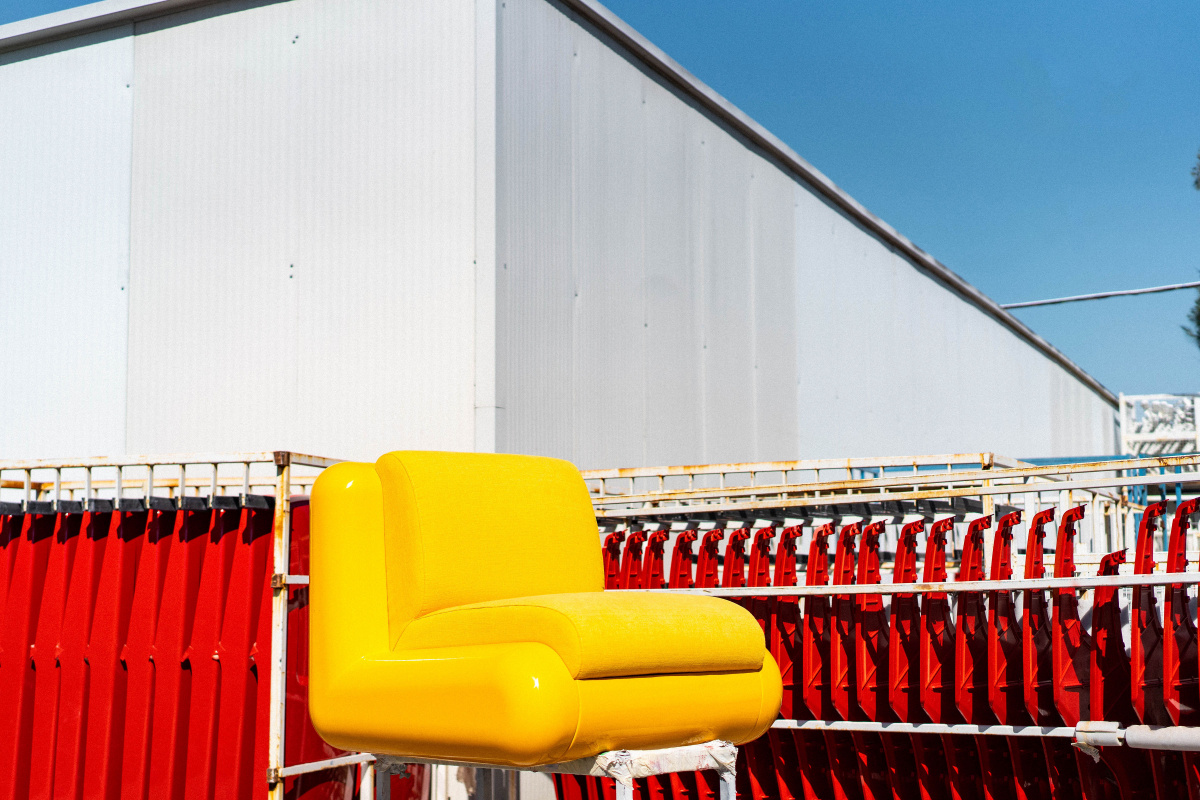 T4 Collection chair outside 04