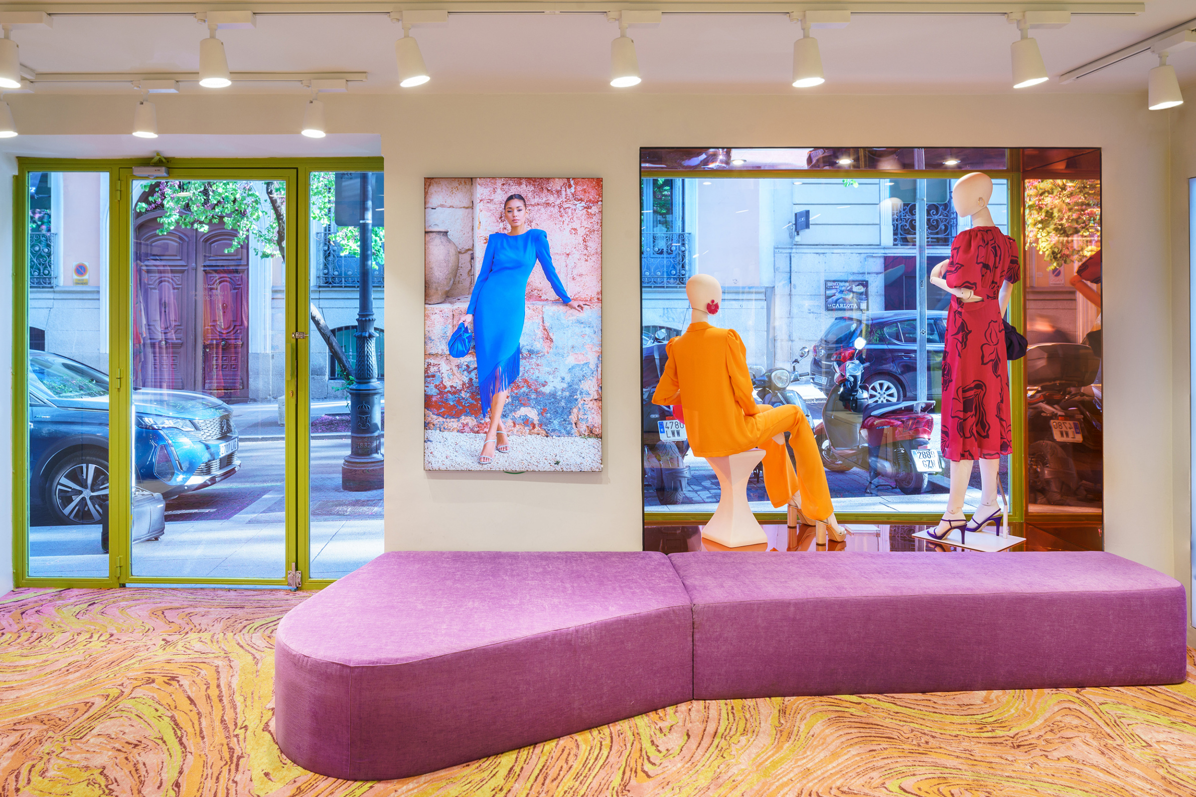 Lady Pipa - Seating Area